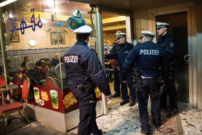 Contrôle de police dans un café maghrébin à Cologne. D. R.