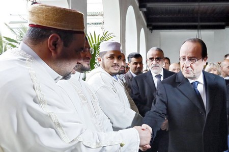 Hollande lors d'une de ses visites à la Mosquée de Paris. D. R.
