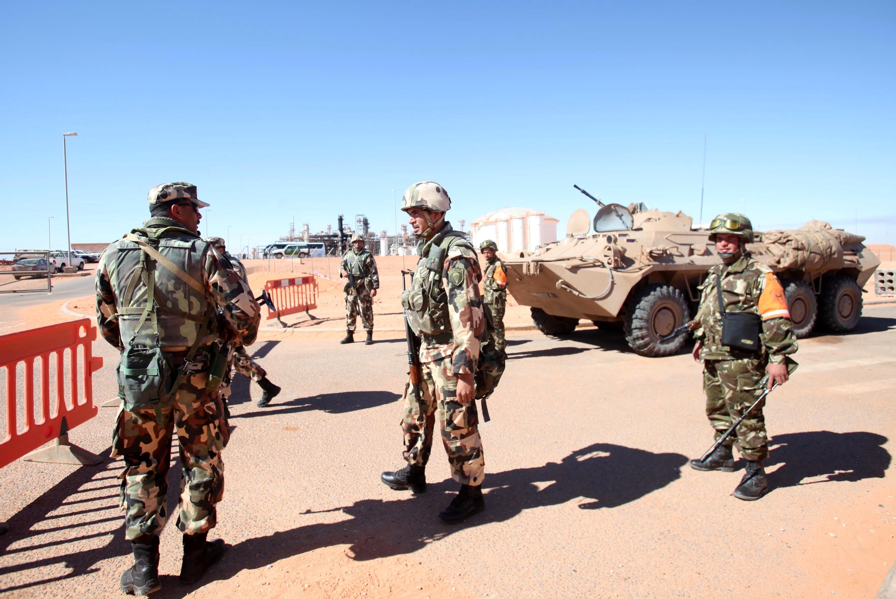 Des soldats de l'ANP sécurisant le site gazier de Tiguentourine. New Press