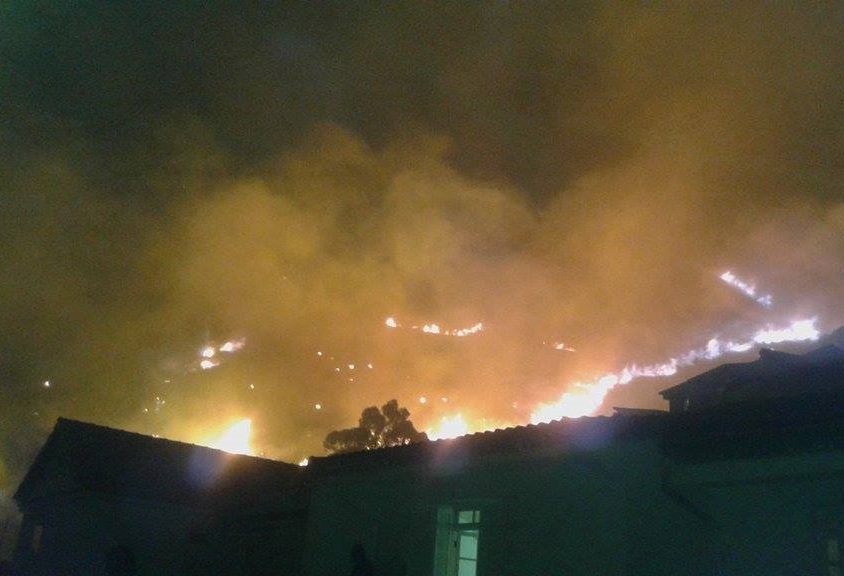 Photo de l'incendie prise par un habitant de Béjaïa. La ville suffoque. AP