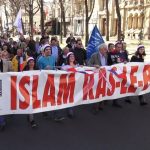 Des manifestants d'extrême droite brandissent un slogan de Riposte Laïque. D. R.