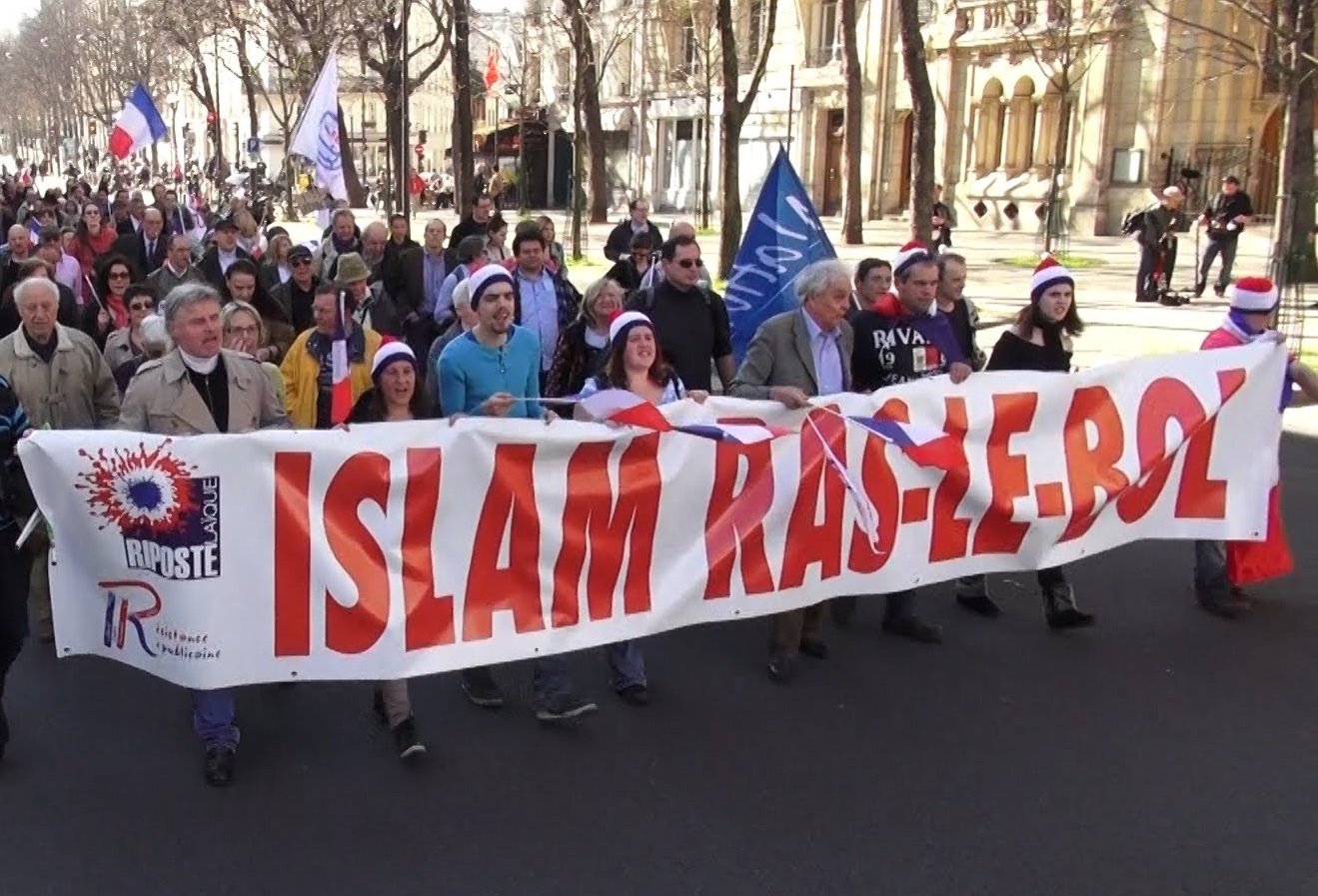 Des manifestants d'extrême droite brandissent un slogan de Riposte Laïque. D. R.