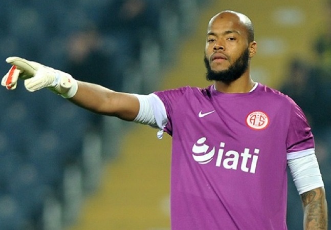 Antalyaspor a montré la porte de sortie à M'bolhi. D. R.