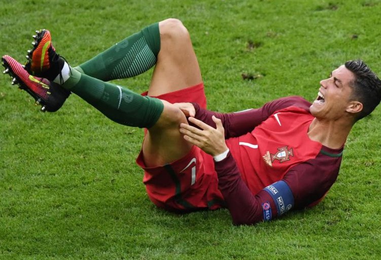 Ronaldo blessé à un genou lors de la finale de l’Euro-2016. D. R.