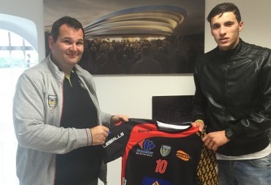 Ayoub lors de la signature de son contrat avec PAUC Handball. D. R.