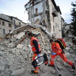 Des secouristes recherchent des blessés à Arcuata del Tronto (centre de l'Italie). D. R.