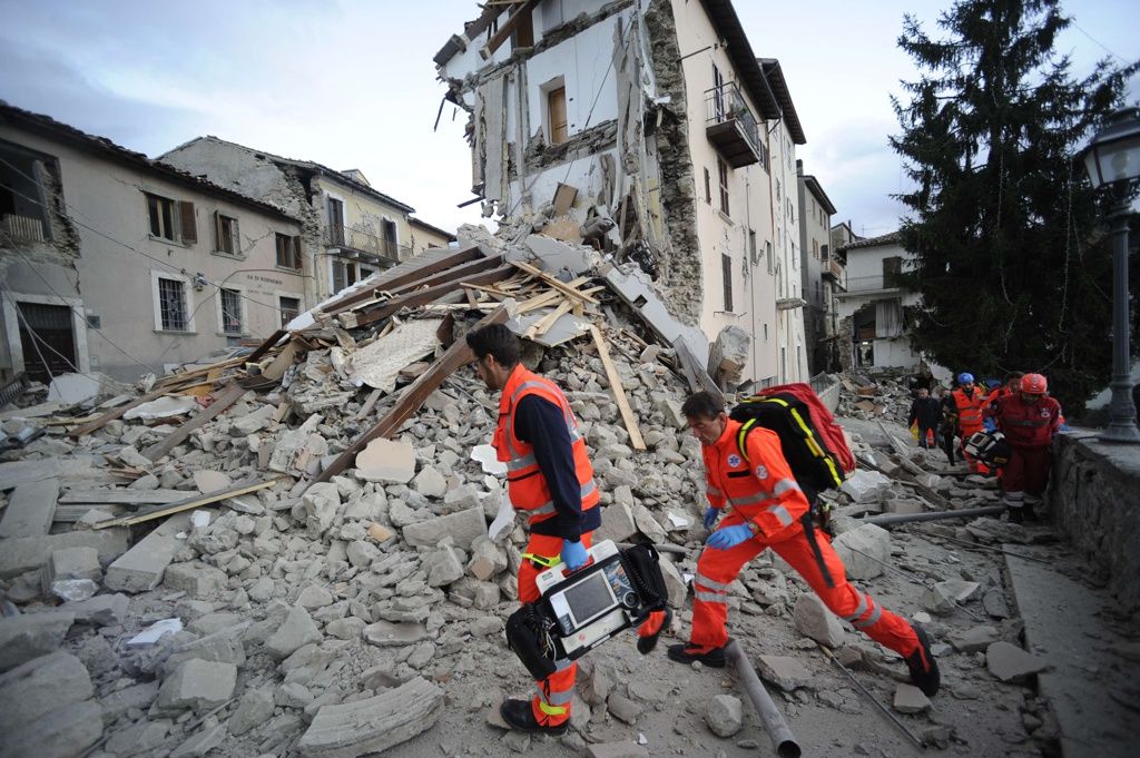 Des secouristes recherchent des blessés à Arcuata del Tronto (centre de l'Italie). D. R.