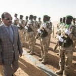 Le président mauritanien passant en revue un détachement de l'armée. D. R.