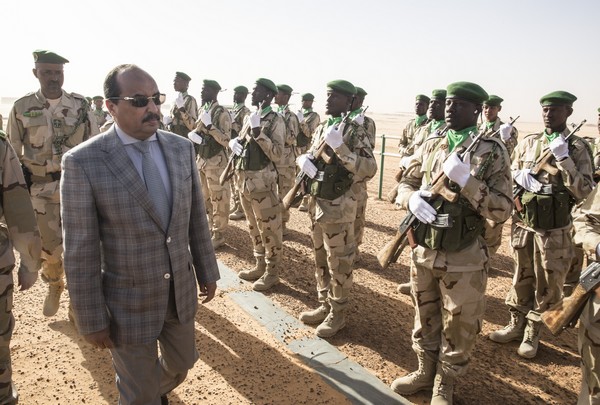 Le président mauritanien passant en revue un détachement de l'armée. D. R.