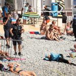 La femme dormait tranquillement sur la plage quand les policiers l'ont interpellée. D. R.