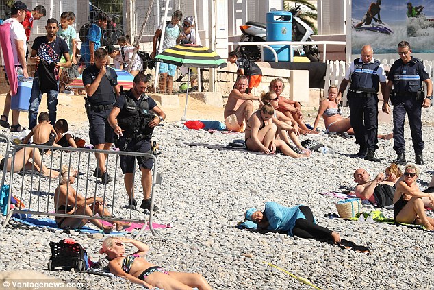 La femme dormait tranquillement sur la plage quand les policiers l'ont interpellée. D. R.