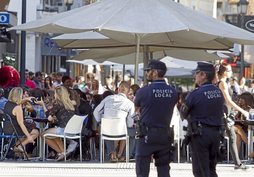 Des policiers en faction à Alicante. D. R.