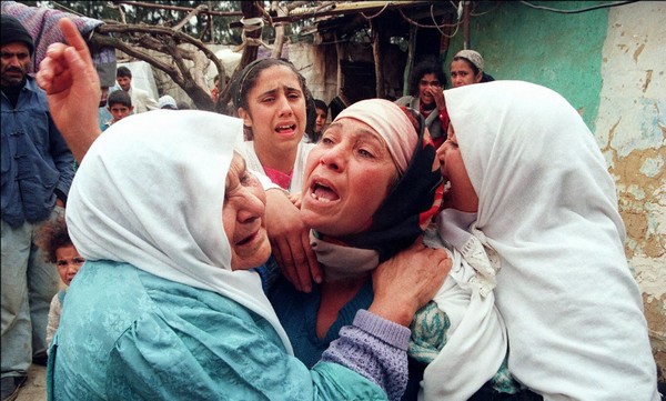 Des rescapées d'un massacre commis près d'Alger en janvier 1997. D. R.