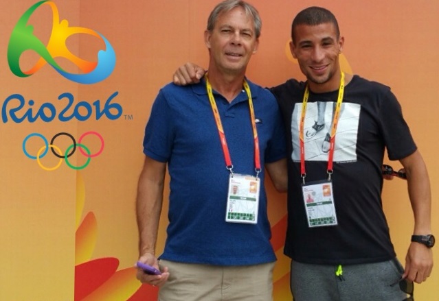 Makhloufi en compagnie de son entraîneur à Rio. D. R.