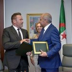 Arnold Schwarzenegger reçu par Abdelkader Ouali. D. R.