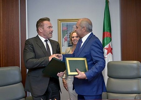 Arnold Schwarzenegger reçu par Abdelkader Ouali. D. R.