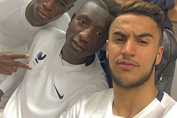 Ounas avec ses «camarades» de l’équipe de France jeune. D. R.