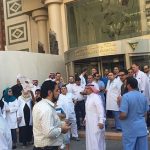 Sit-in des médecins et infirmiers en grève devant leur hôpital. D R.