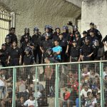 Des policiers appelés en renfort dans les tribunes du stade du 1er novembre de Tizi Ouzou. New Press