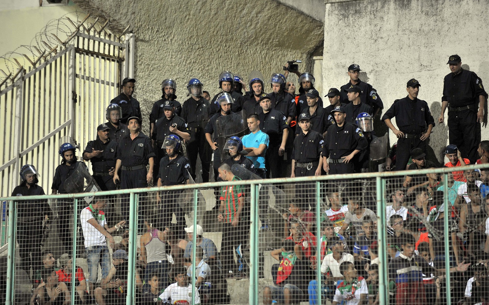Des policiers appelés en renfort dans les tribunes du stade du 1er novembre de Tizi Ouzou. New Press