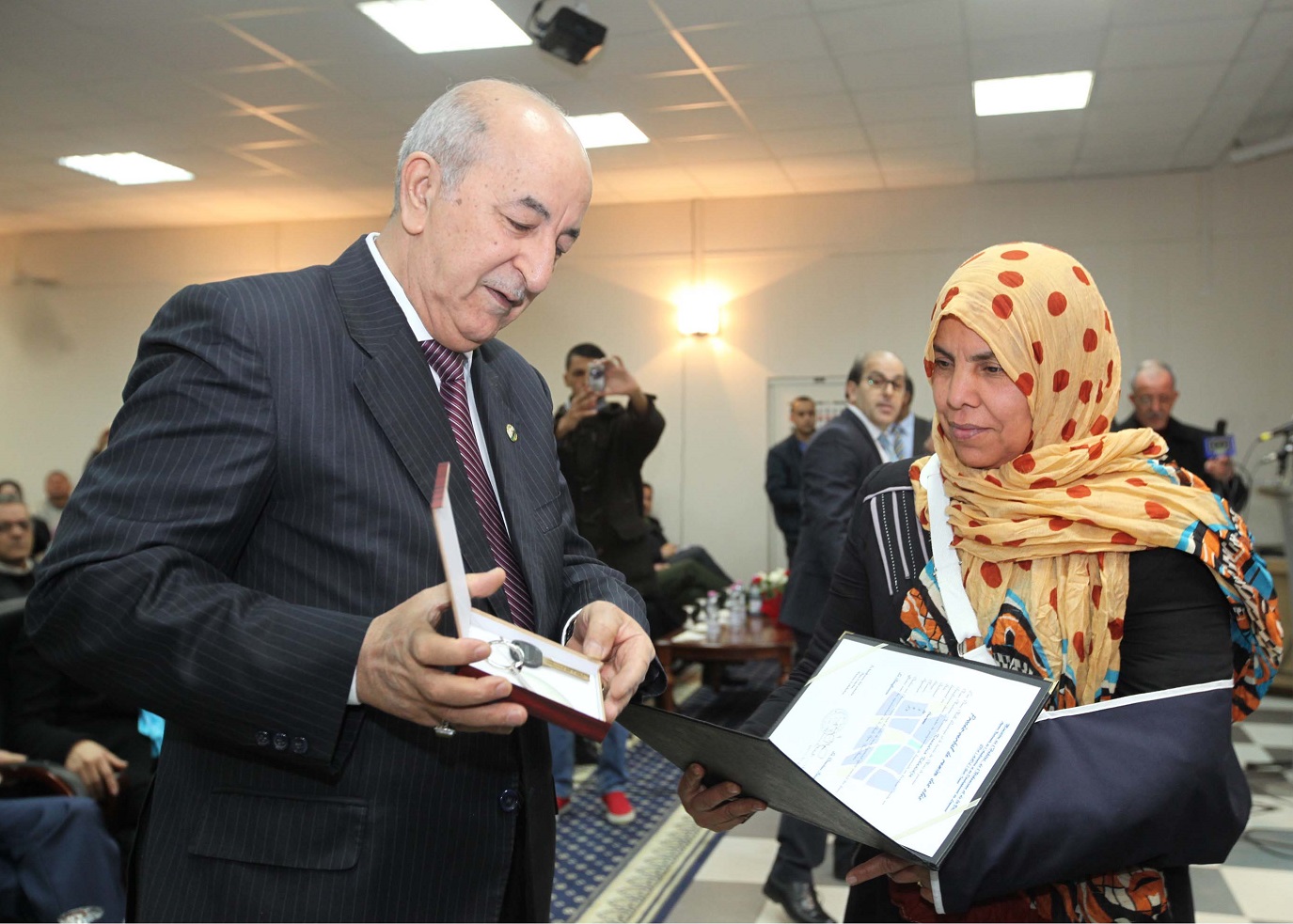 Mise en scène : Abdelmadjid Tebboune remettant les clés d'un appartement à une heureuse bénéficiaire. New Press