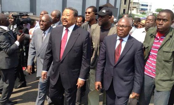 Les leaders de l’opposition à la tête d’une manifestation à Libreville. D. R.