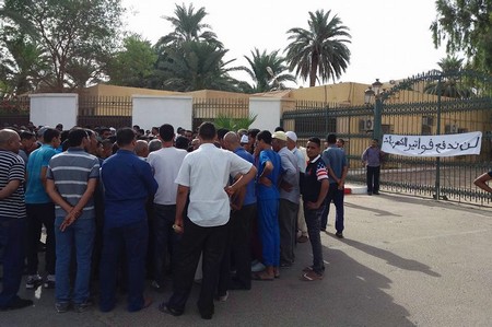 Rassemblement de citoyens de Ouargla devant le siège de la Sonelgaz. D. R.