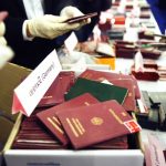 Des faux passeports de différentes nationalités. D. R.