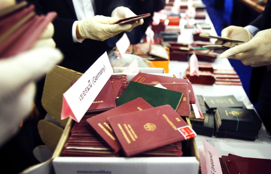Des faux passeports de différentes nationalités. D. R.