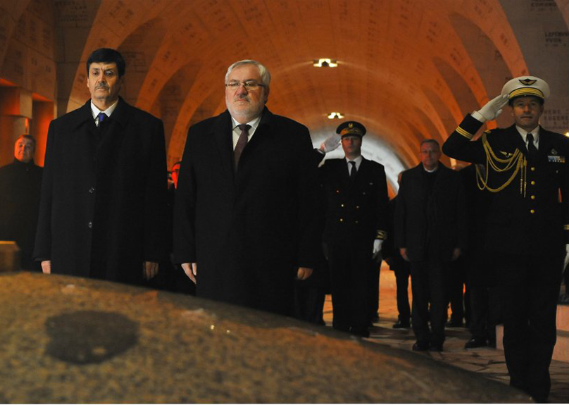 Le ministre des Moudjahidine, à Paris, avec le secrétaire d’Etat français chargé des Anciens combattants, Jean-Marc Todeschini. D. R.