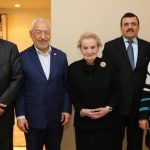 Rached Ghannouchi avec Madeleine Albright, une des instigatrices du «printemps arabe». D. R.