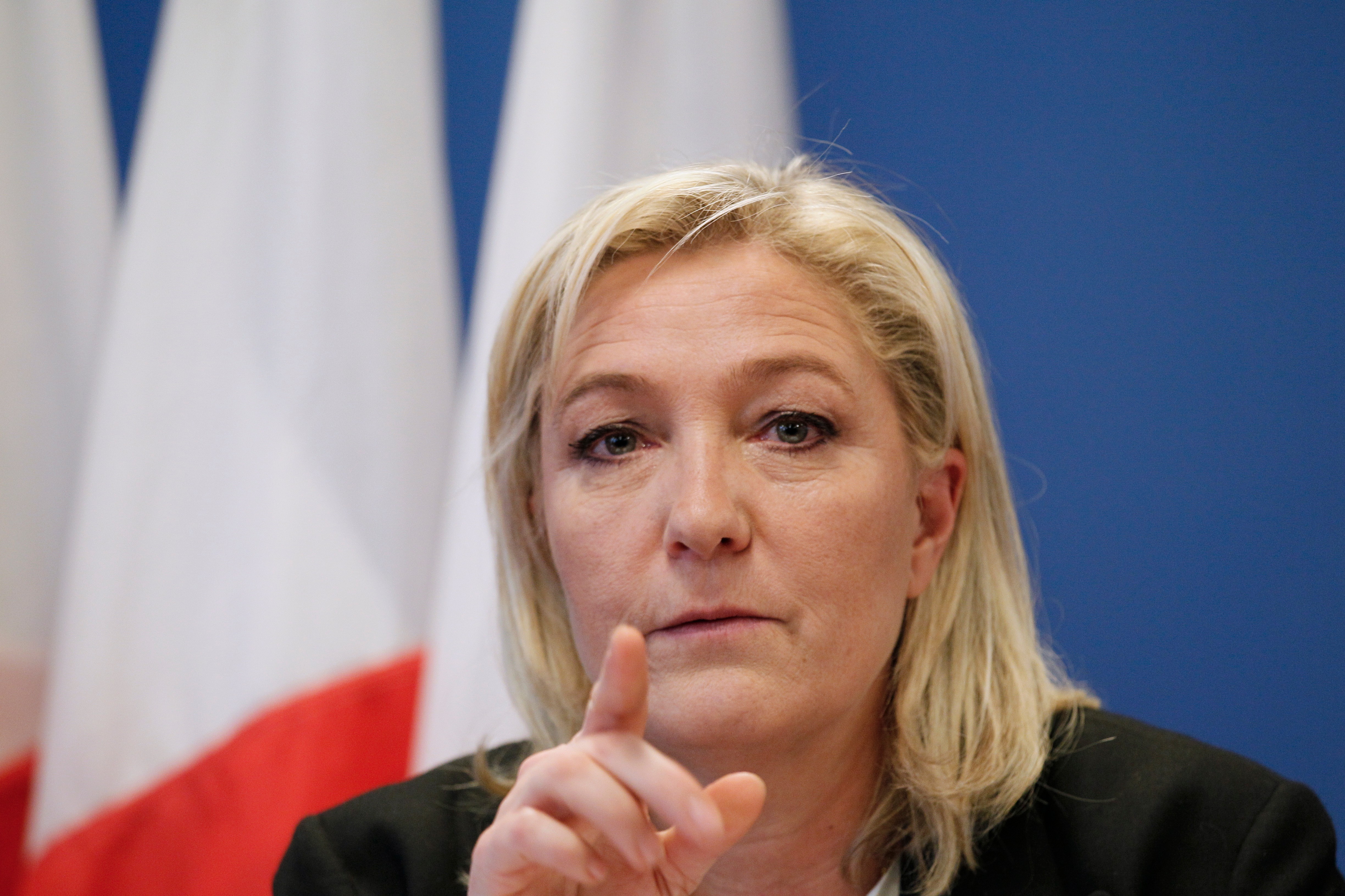 «J’arrive !», semble dire Marine Le Pen. D. R.