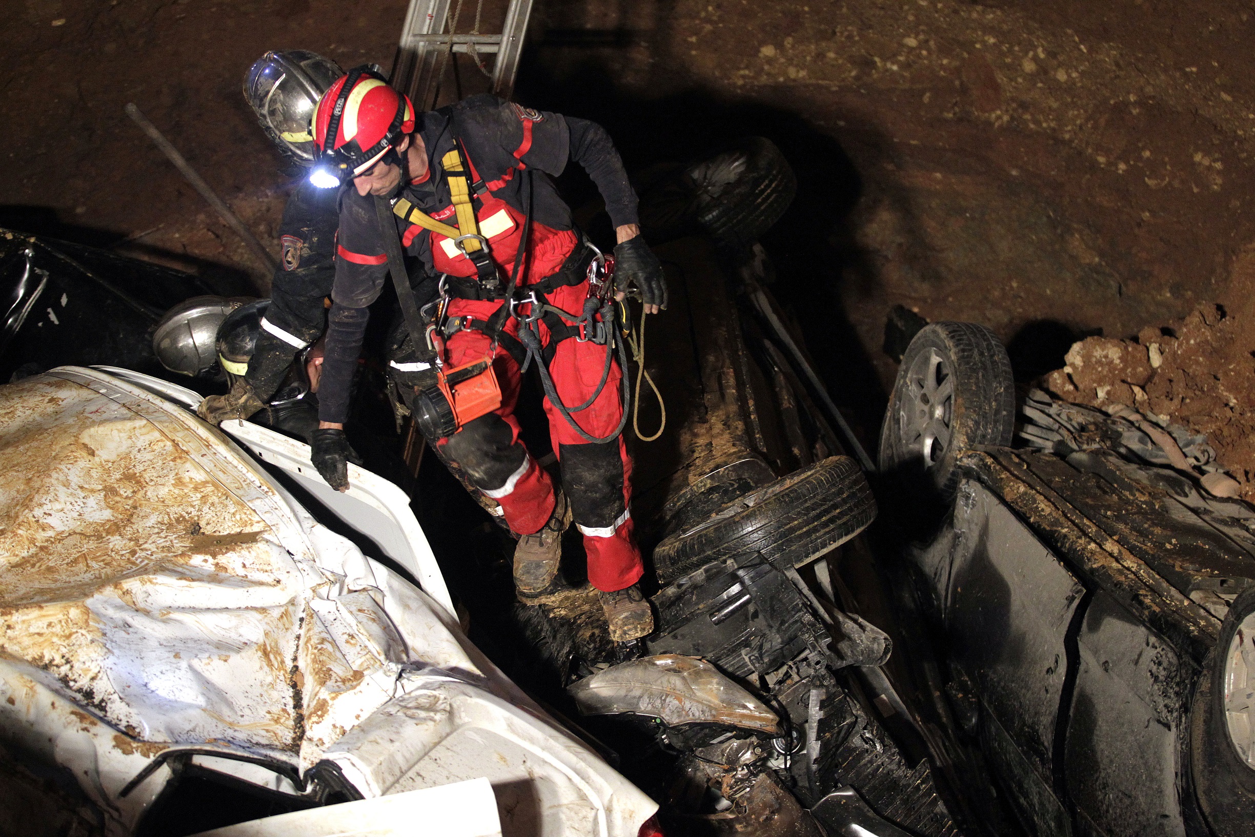 Un agent de la Protection civile sur le lieu du drame. New Press