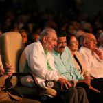 Le leader cubain Fidel Castro arborant les couleurs nationales algériennes. D. R.