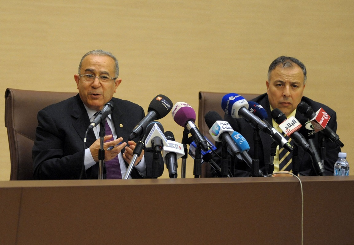 Abdelaziz Benali Cherif avec le ministre des AE, Ramtane Lamamra. New Press