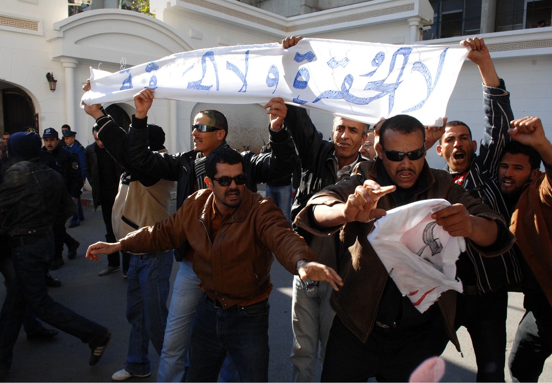 Manifestation d'activistes de la CNDDC dont Tahar Belabbas est membre. New Press