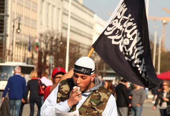 Un extrémiste manifeste son soutien à Daech en toute liberté en Allemagne. D. R.