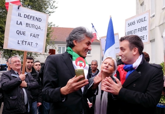 Rachid Nekkaz narguant des militants de l'extrême-droite en France. D. R.