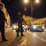 Des policiers en faction devant le tribunal de Ghardaïa. New Press