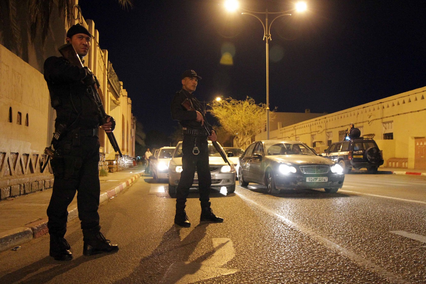 Des policiers en faction devant le tribunal de Ghardaïa. New Press