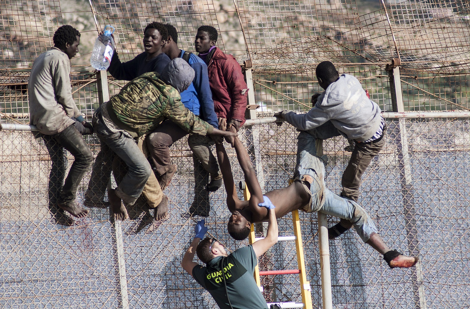 Les migrants qui ont donné l'assaut en dix points différents de la haute barrière. D. R.