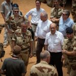 Le Drian inspecte ses troupes au Mali. D. R.