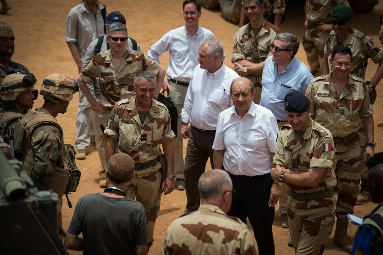 Le Drian inspecte ses troupes au Mali. D. R.