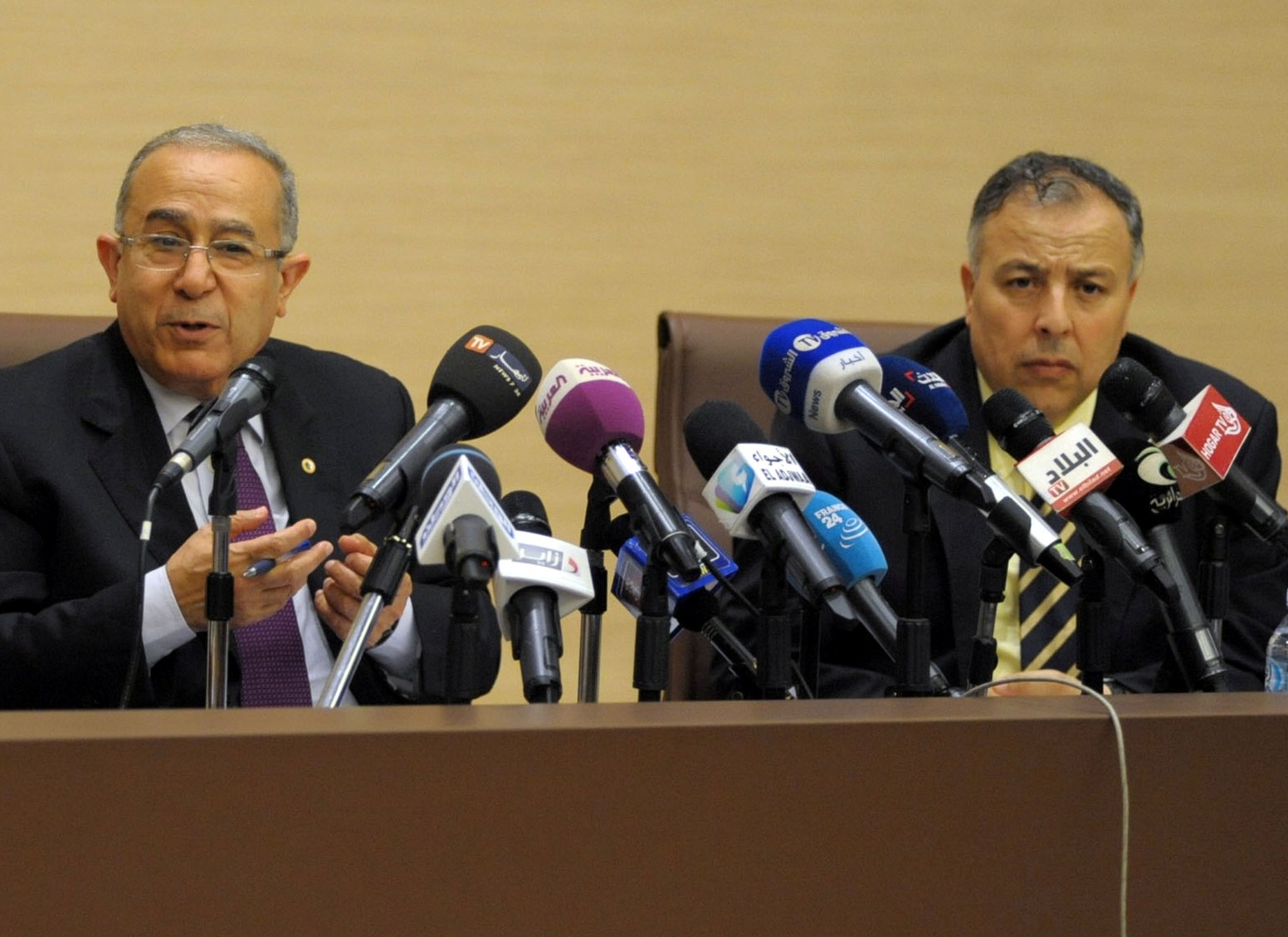 Abdelaziz Benali Cherif avec le ministre des AE, Ramtane Lamamra. New Press