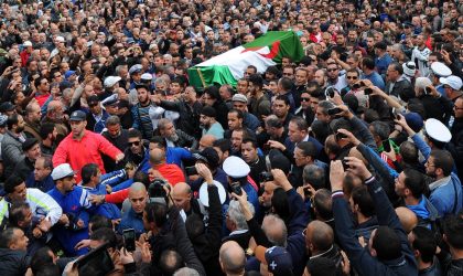 Marée humaine à l’enterrement d’Amar Ezzahi : aucun parti politique n’aurait pu rassembler autant de monde