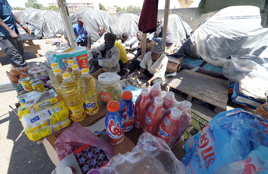 Des migrants subsahariens s'adonnant au commerce à Boufarik, au sud d'Alger. New Press