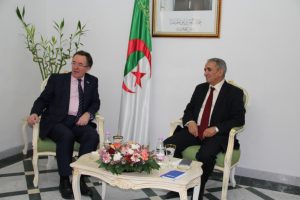 Le représentant de l'ambassade du Royaume-Uni à Alger reçu au siège du FLN. D. R.