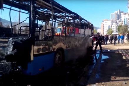 Un bus de transport public incendié. D. R.