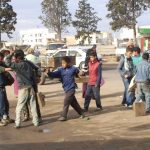 Des enfants cireurs au Maroc. Un travail rabaissant banni en Algérie. D. R.