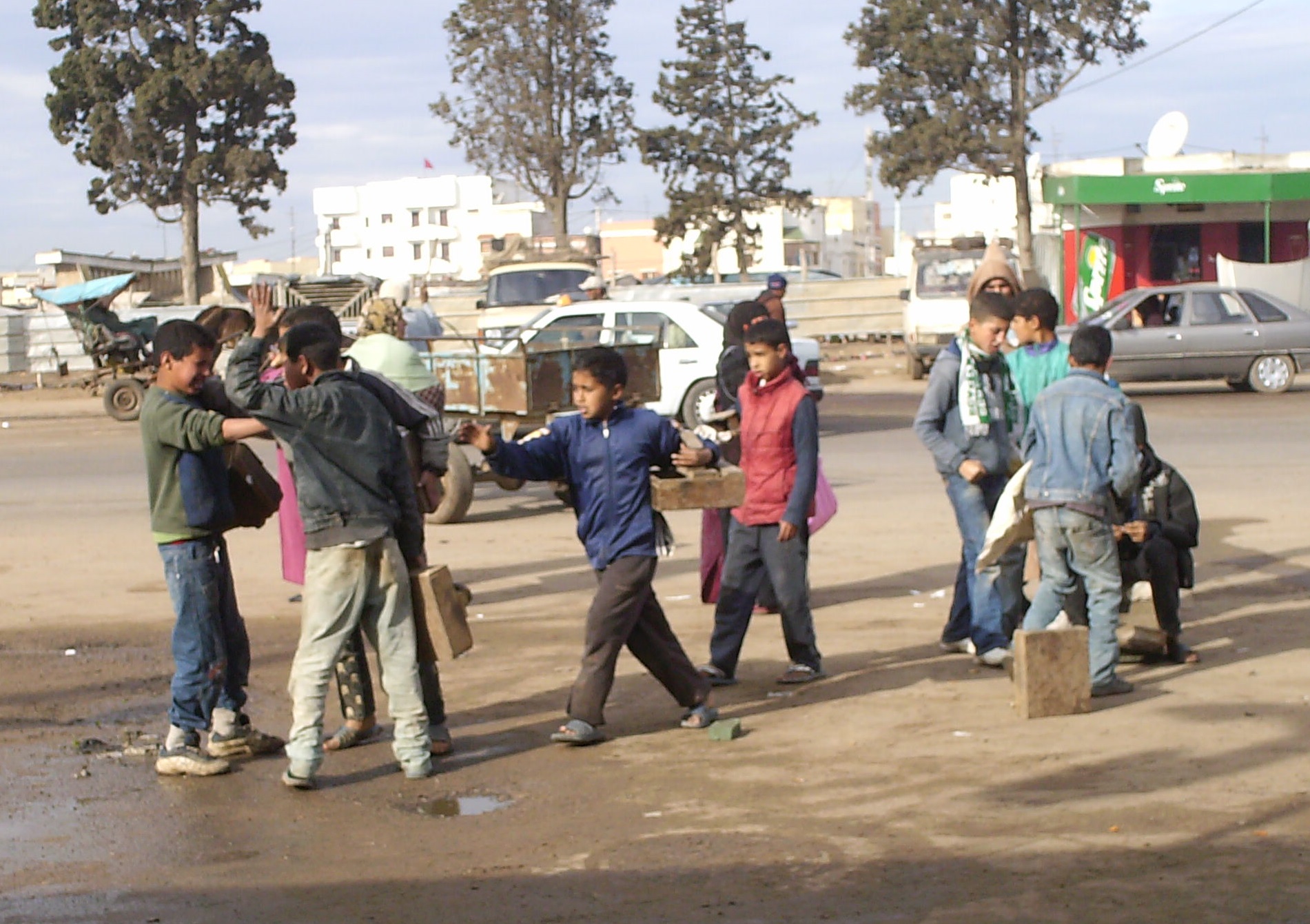 Des enfants cireurs au Maroc. Un travail rabaissant banni en Algérie. D. R.